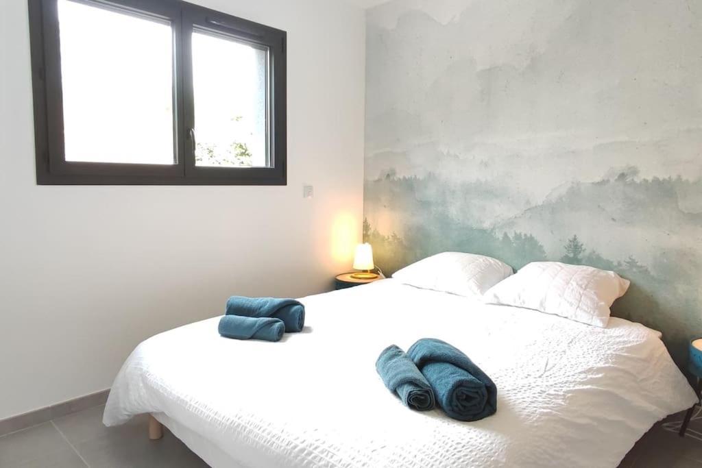 Holiday home Maison Neuve Avec Piscine Chauffee De Mai A Septembre A 6 Minutes De La